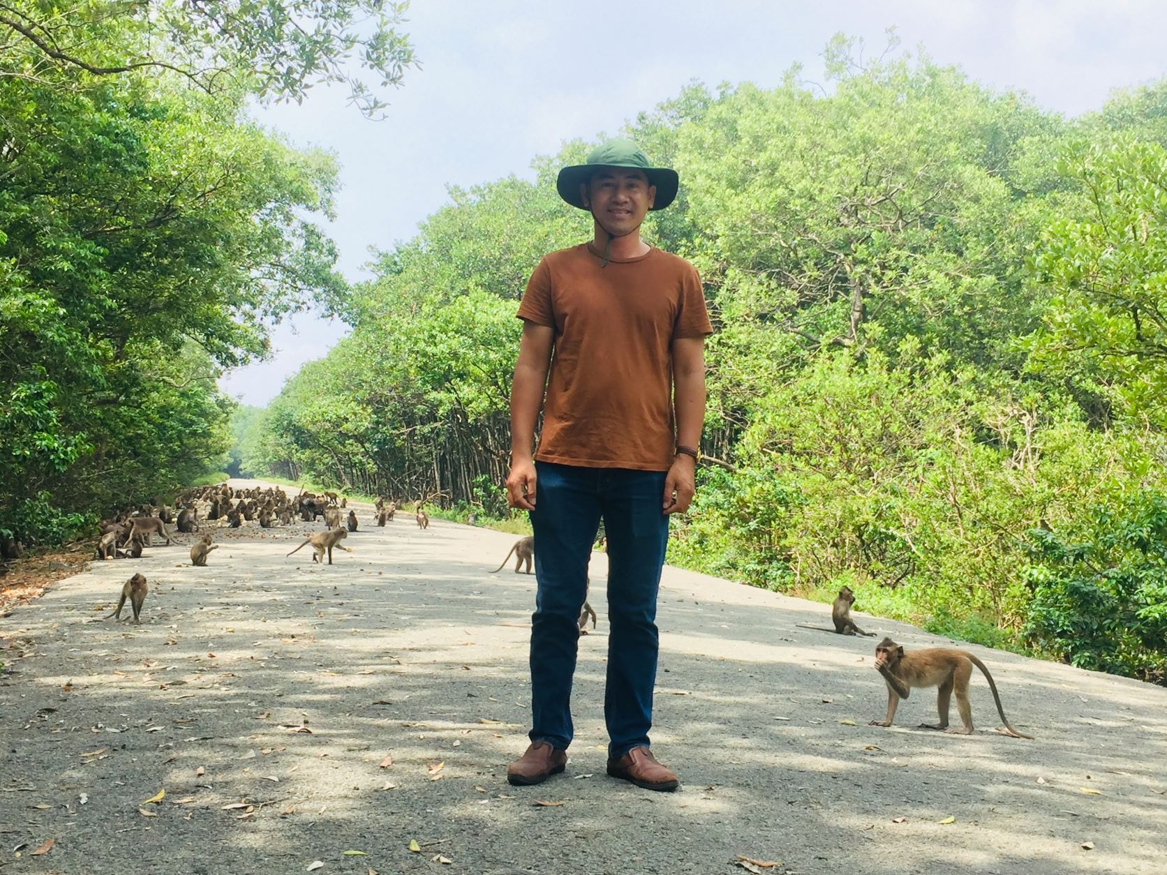 Đảo khỉ Cần Giờ, du khách lưu ý cẩn thận khỉ hay giật đồ ăn và kiếng của phụ nữ