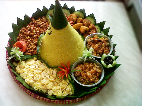 Món Nasi Kuning nhìn rất hấp dẫn