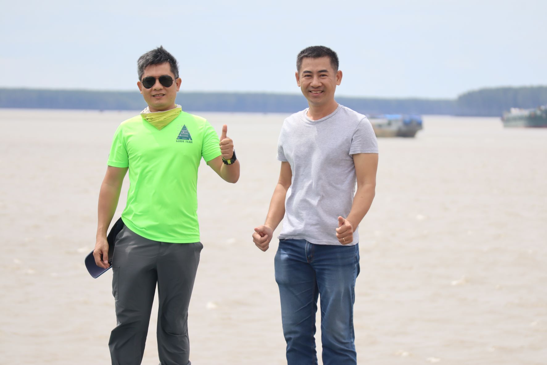 Tôi và anh Châu Á (áo xanh) Đăng Khoa chụp tại đảo Thiềng Liềng.