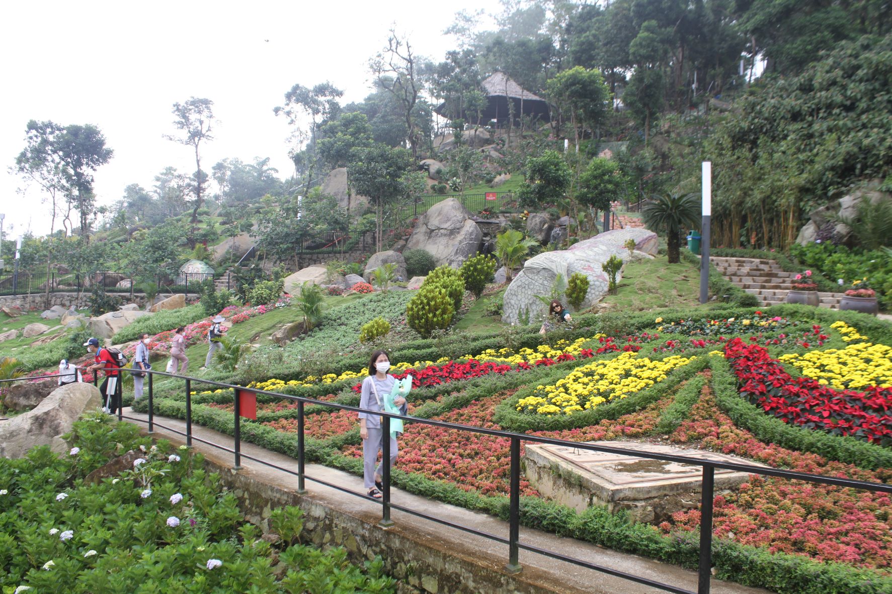 Khung cảnh rất đẹp trên đỉnh núi Bà.