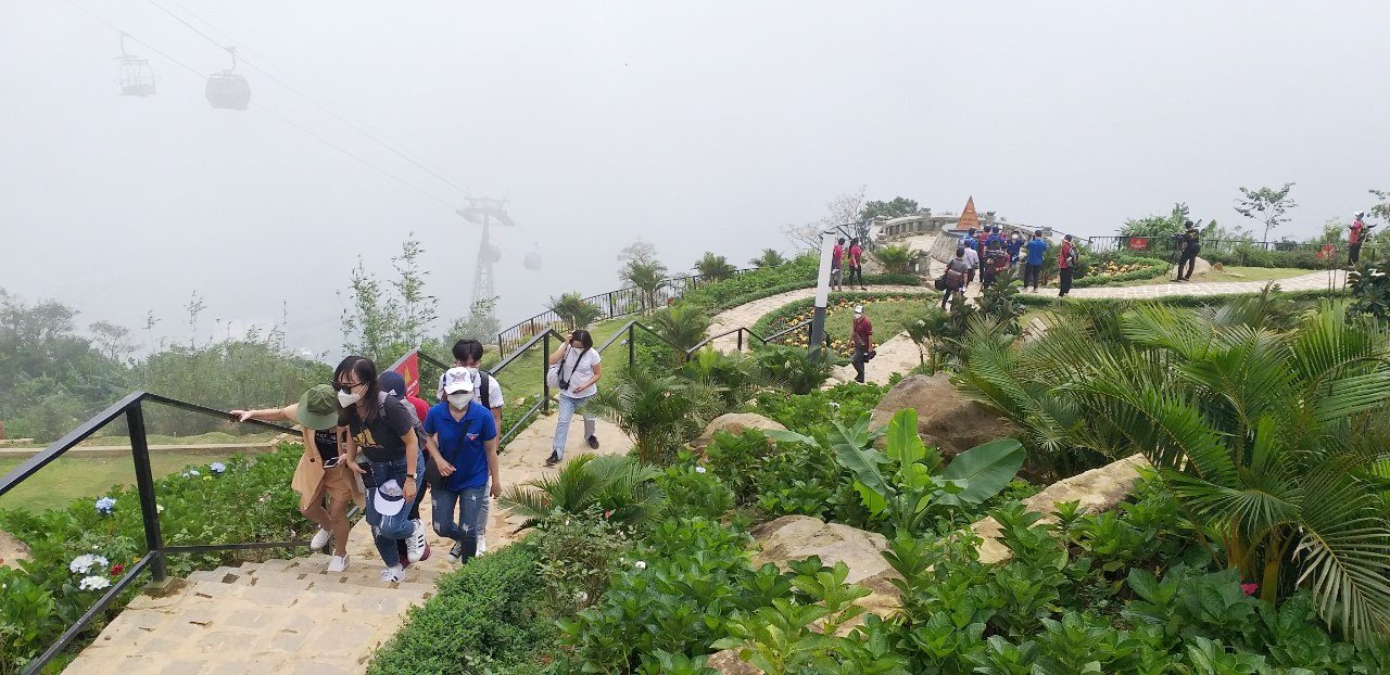 Mây bay mờ ảo trên đỉnh núi Bà Đen.