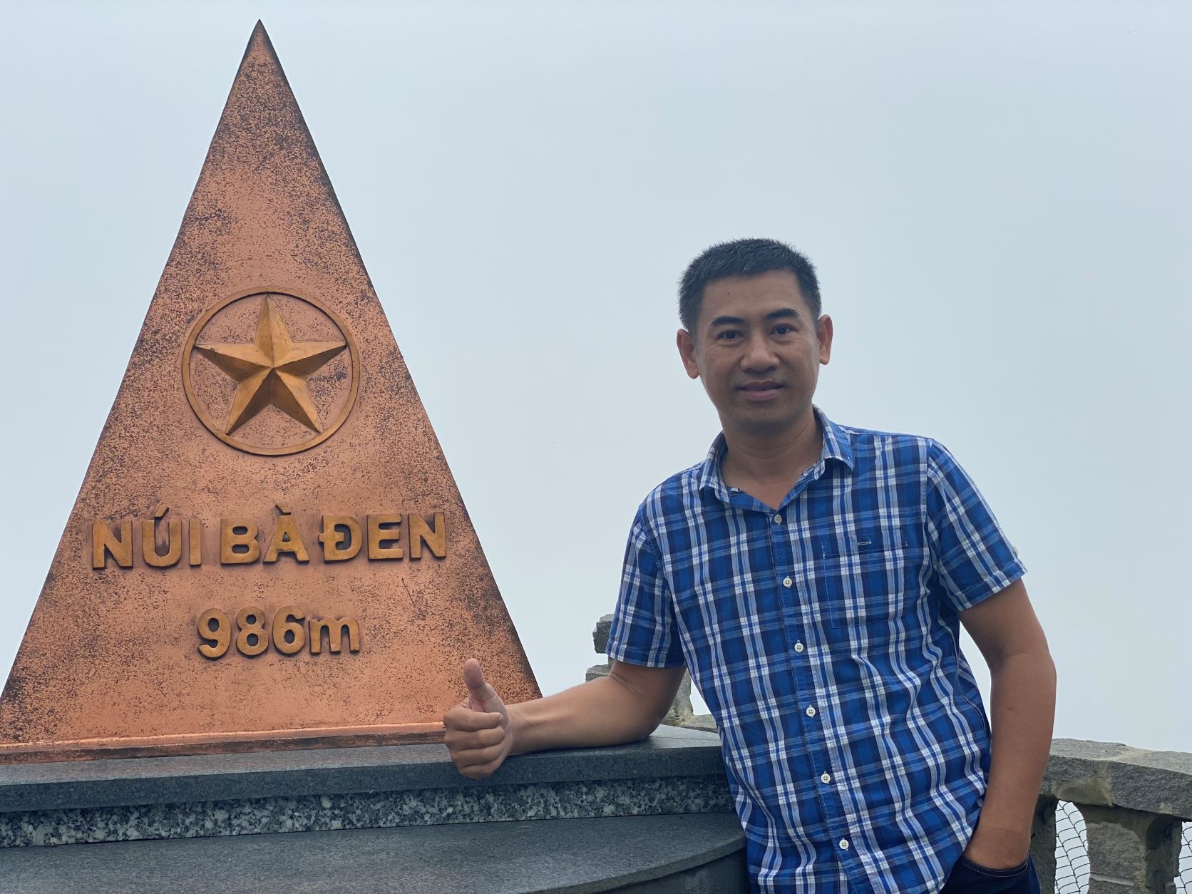 Cột mốc trên đỉnh núi Bà Đen.