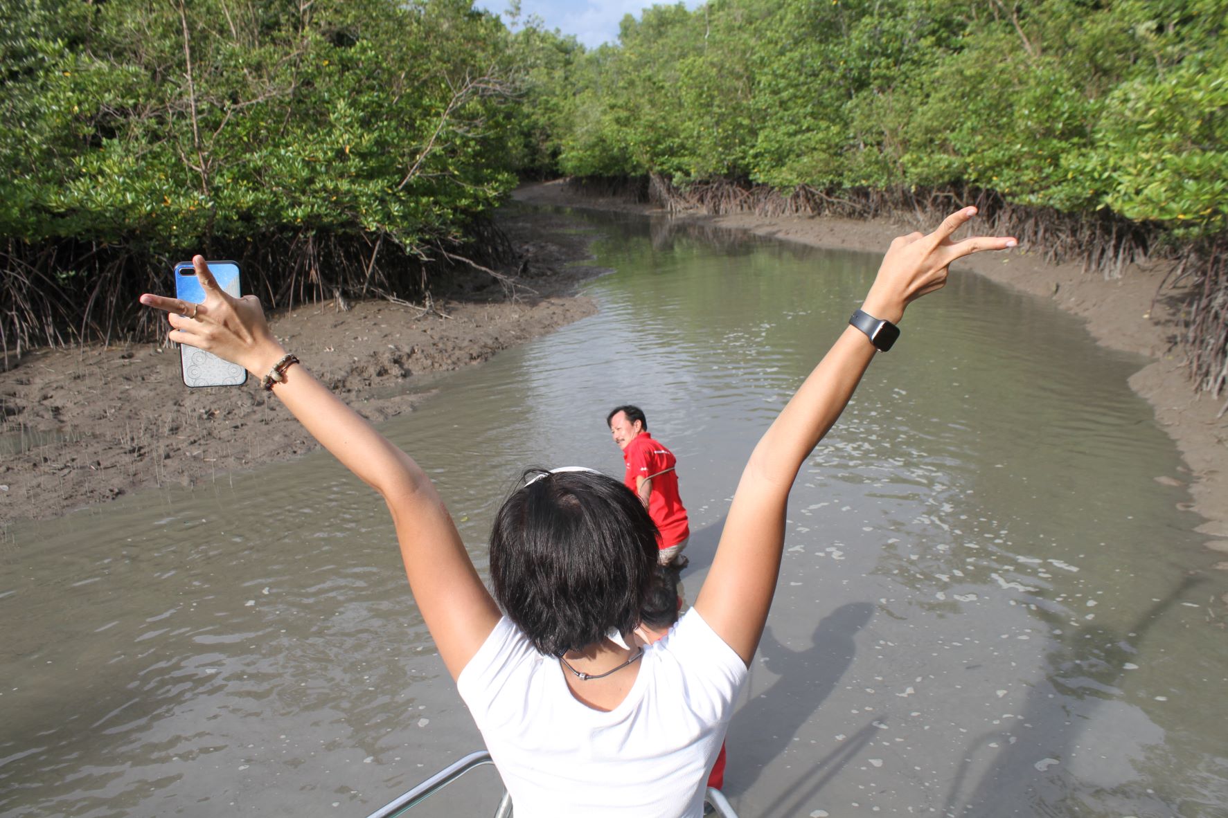 Khoảnh khắc kỷ niệm của du khách cả nhà tổ chức tour trong chuyến đi.
