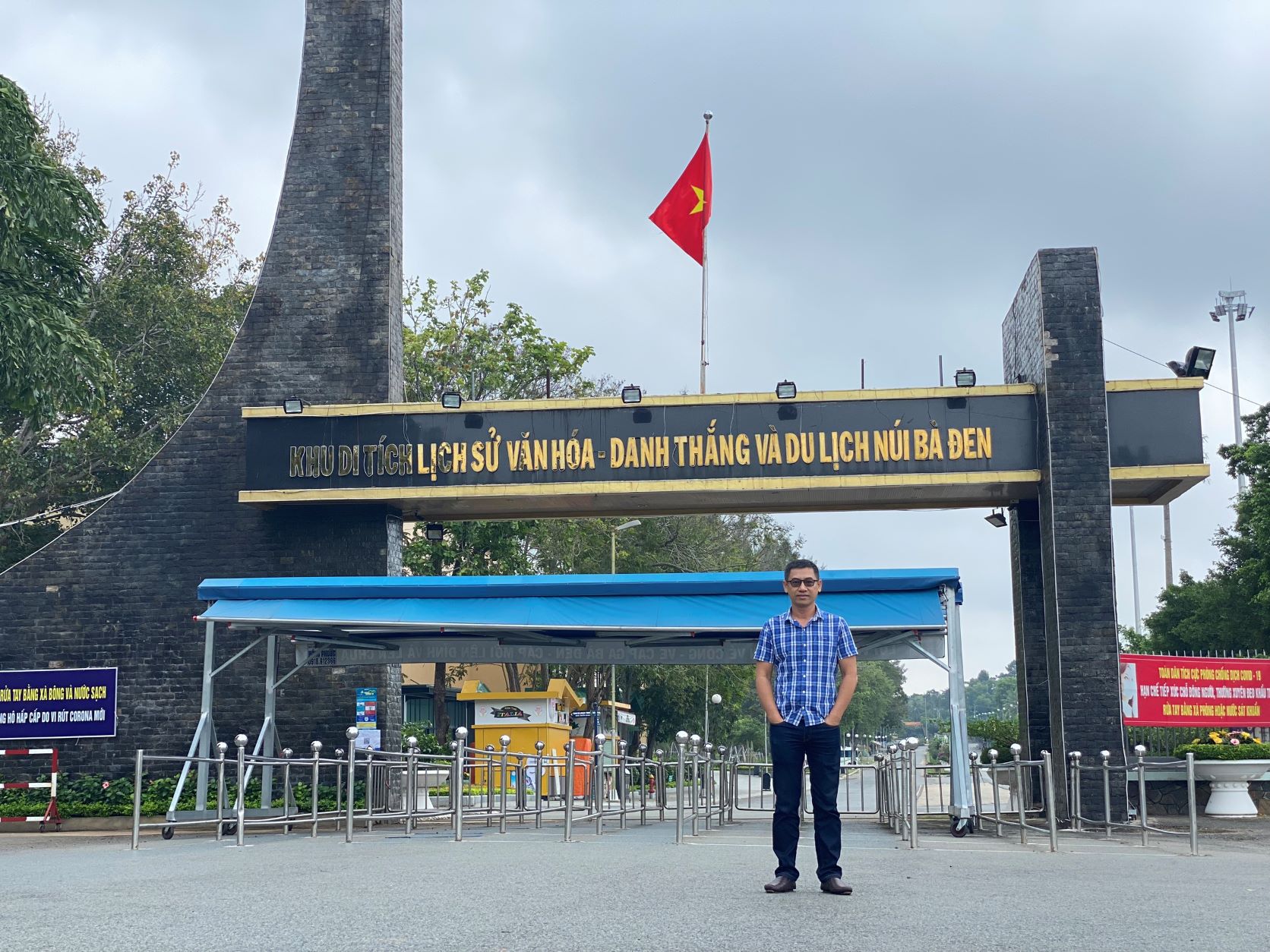 Cổng vào khu du lịch núi Bà Đen.