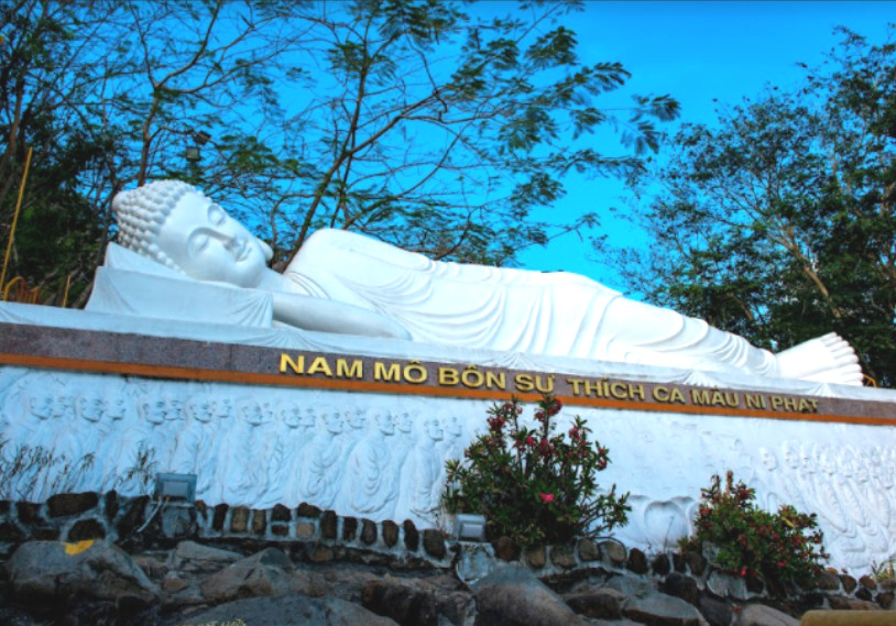 Tượng phật nằm phía sau bên phải Lam Sơn Tiên Thạch Tự.