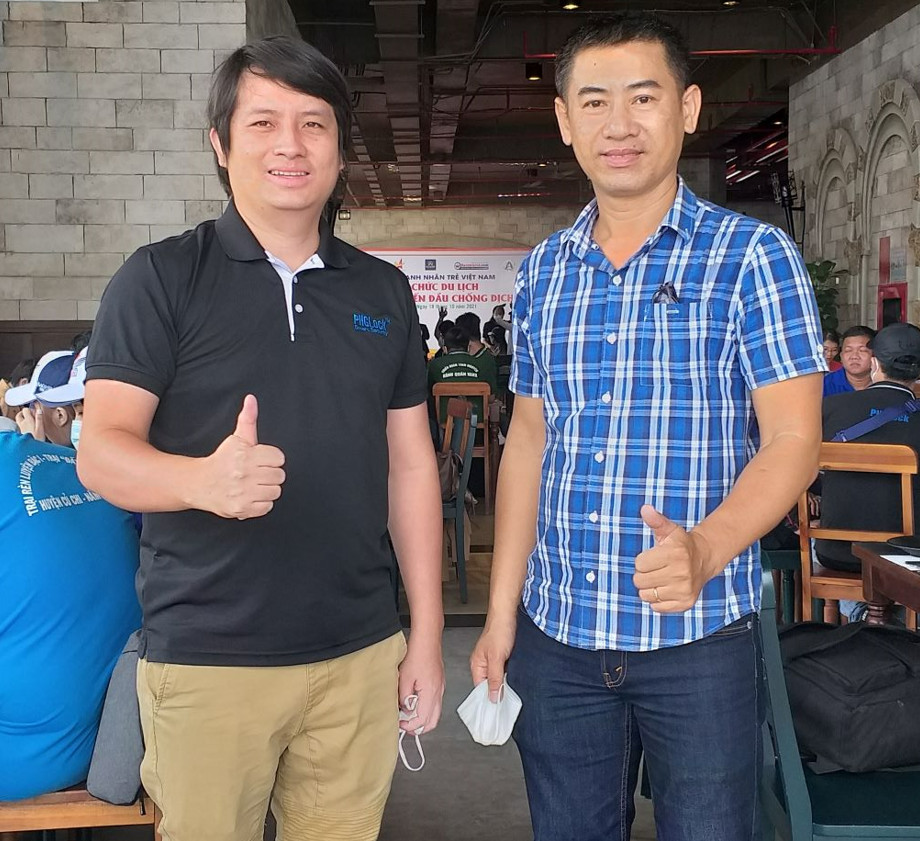 Hoàng Tuấn Anh (áo thun đen) dẫn đoàn ATM oxy tham quan núi Bà Đen.