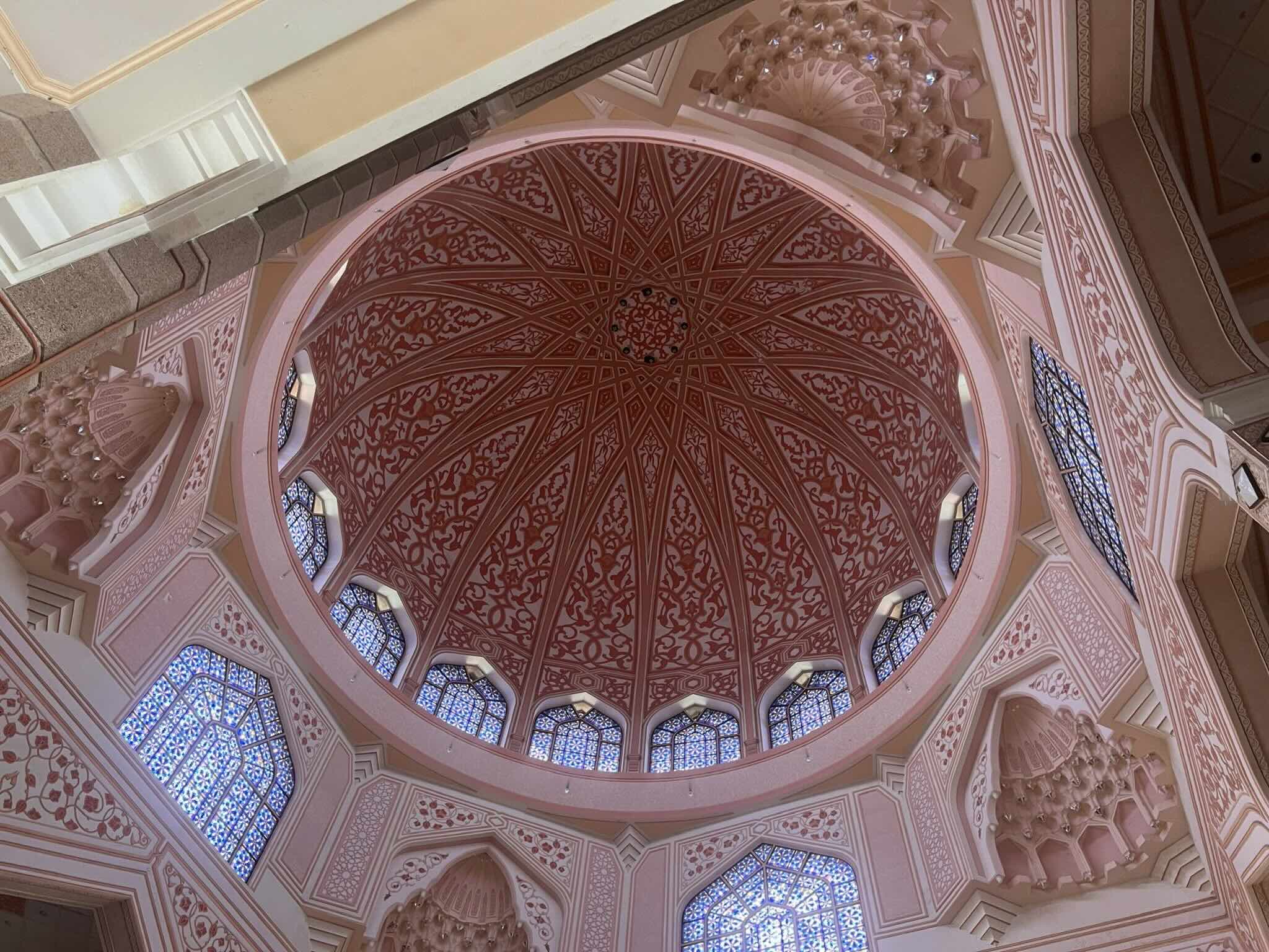 Bên trong Thánh đường Putra (Putra Mosque).