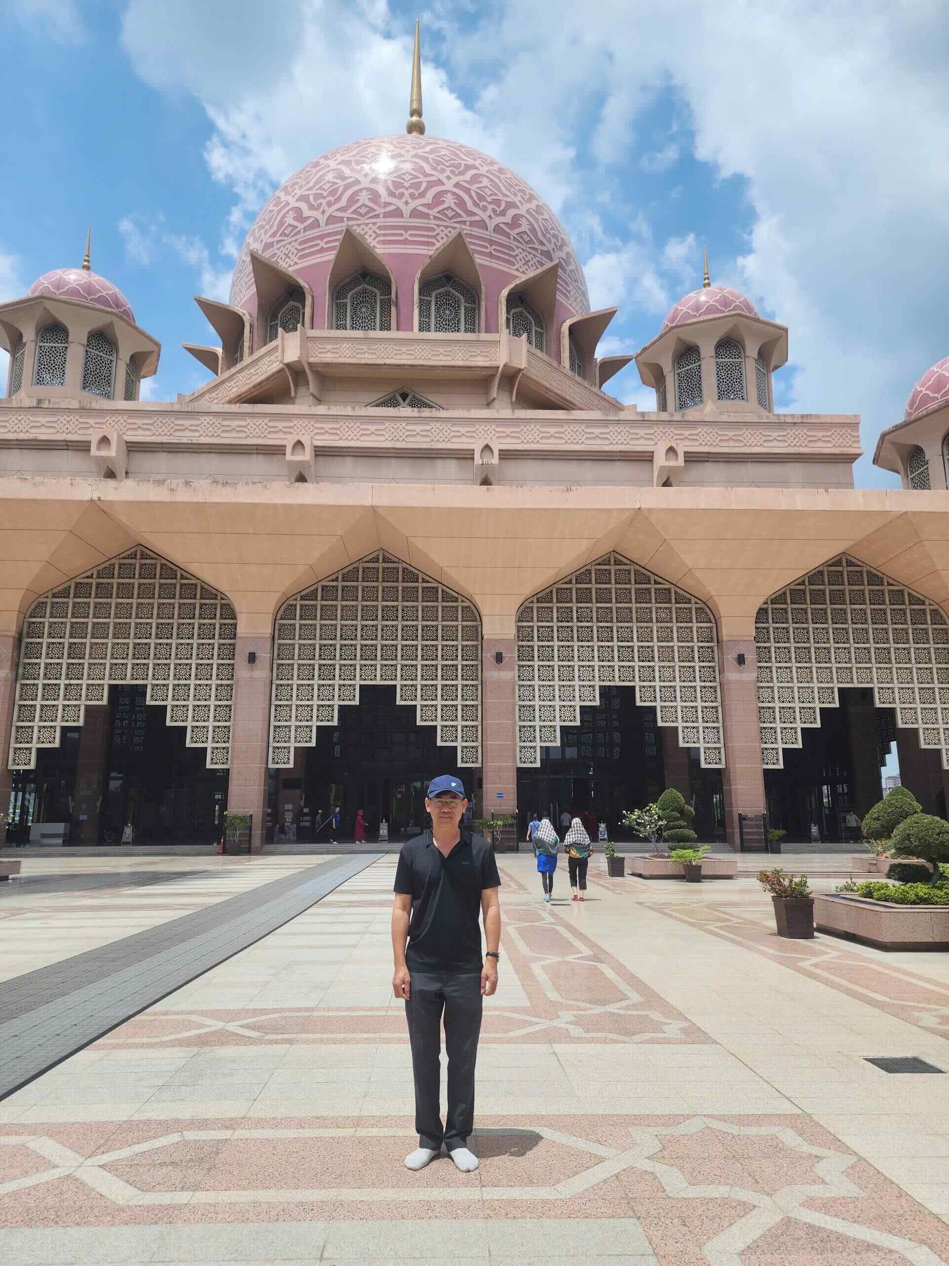 Nhà thờ Hồi giáo màu hồng nổi tiếng ở Malaysia