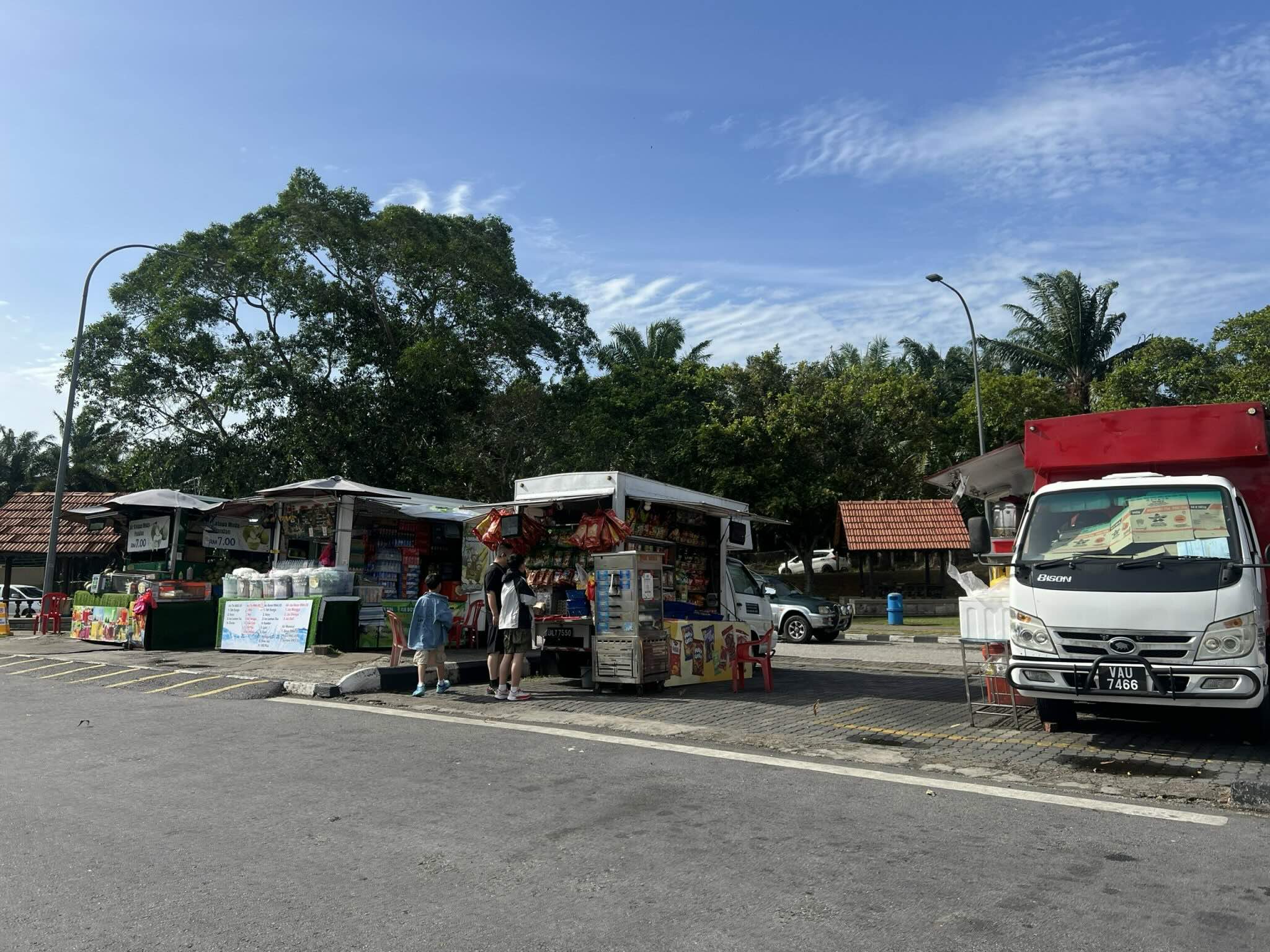 Bán đồ ăn vặt khu Trạm dừng chân trên đường từ Kuala Lumpur đến Cao nguyên Genting.