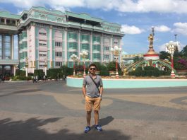 cung điện của tỷ phú nuôi gà ở Thái Lan