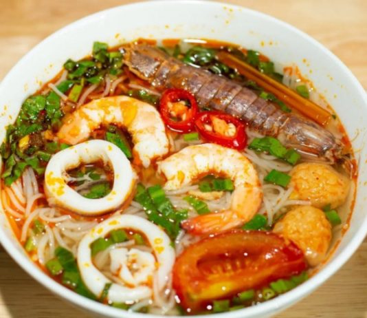 Bún hải sản ở đây đầy đặn và tươi ngon
