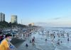 Bãi biển Vũng Tàu thường khá đông khách du lịch tắm